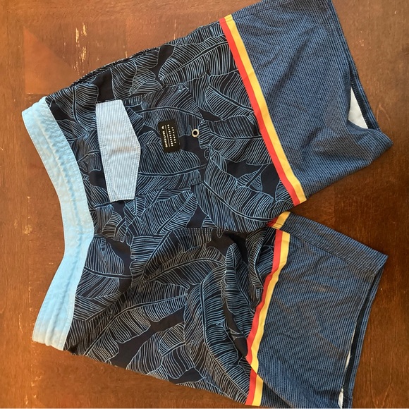 Quicksilver board shorts. Size 30. Floral pattern. Never worn. - Picture 3 of 3